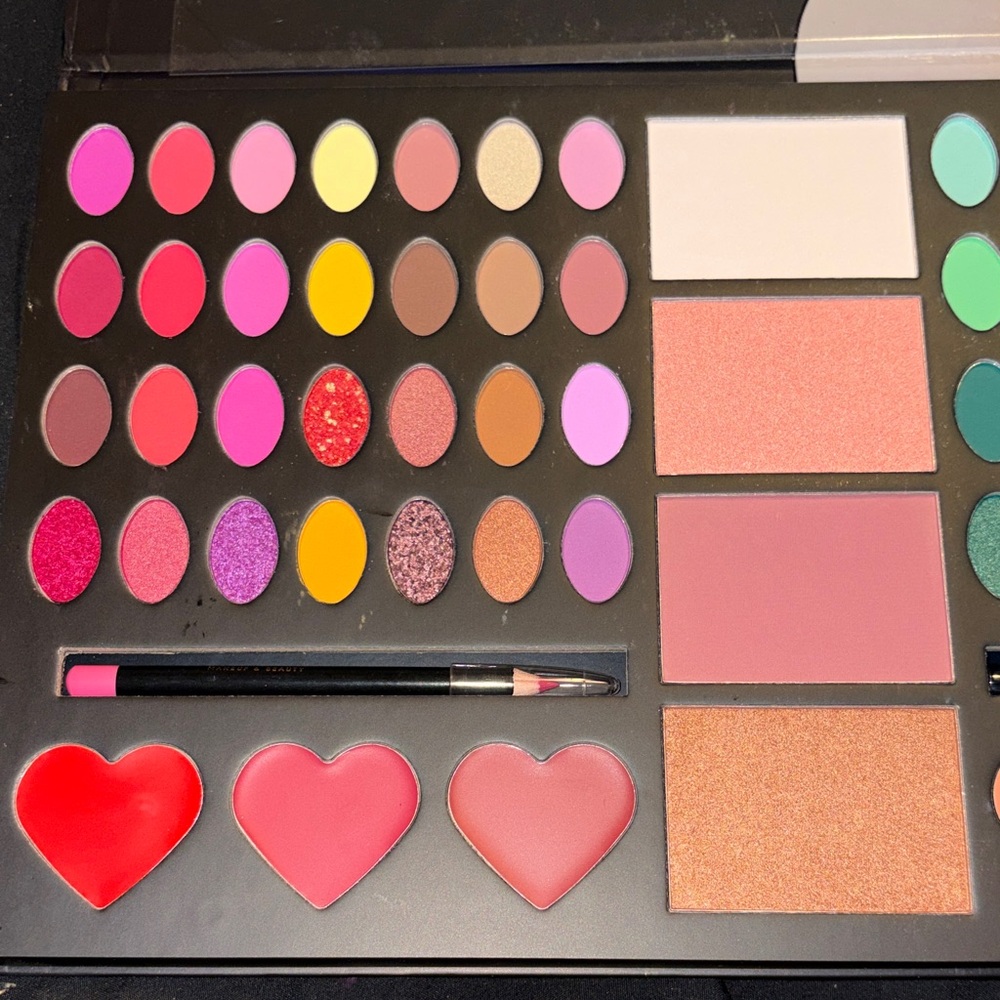 Heart-Shaped Eyeshadow Palette with Mirror - Picture 3 of 5